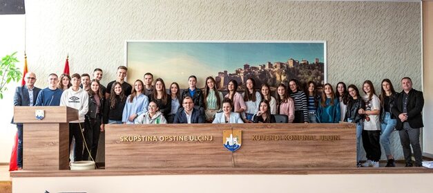 Gjimnazistët e Ulqinit bashkëbisedojnë me kryetarin e parlamentit lokal