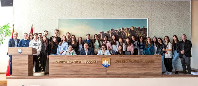 Gjimnazistët e Ulqinit bashkëbisedojnë me kryetarin e parlamentit lokal