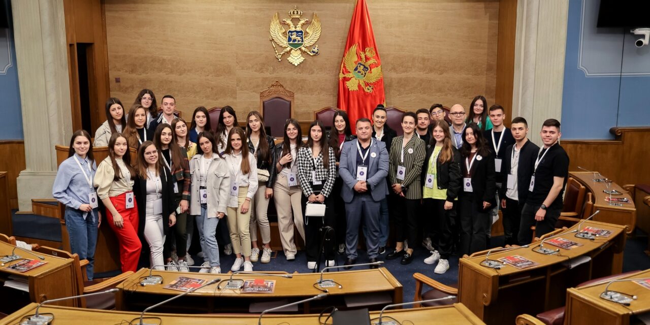 OMLADINSKI AKTIVISTI IZ ULCINJA POSJETILI DRŽAVNI PARLAMENT