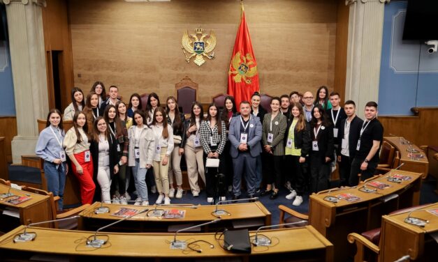 OMLADINSKI AKTIVISTI IZ ULCINJA POSJETILI DRŽAVNI PARLAMENT