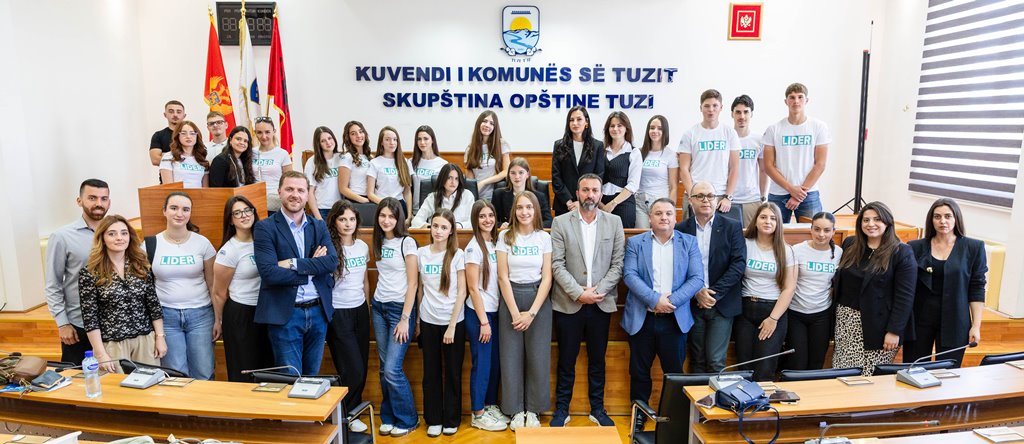 Të rinjtë aktivistë nga Ulqini dhe Malësia në Kuvendin e Komunës së Tuzit